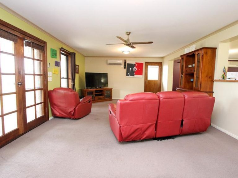 9 Truskett Street, Temora NSW 2666 - photo 6