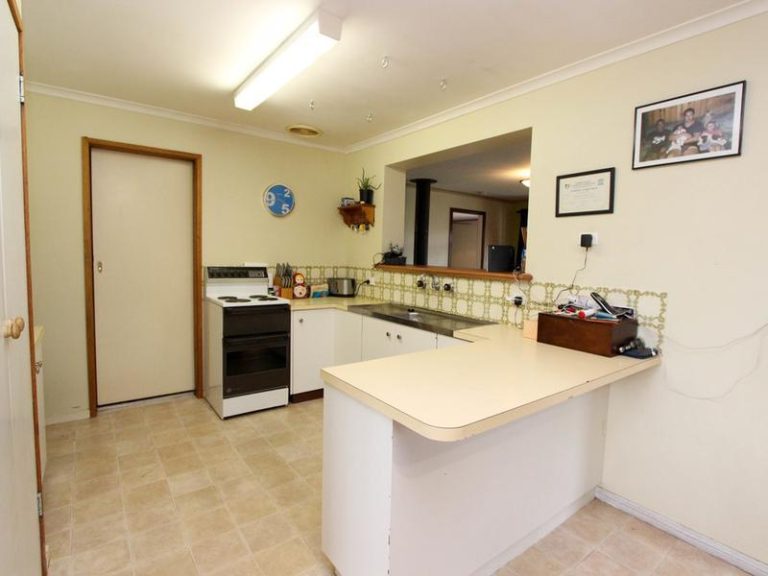 9 Truskett Street, Temora NSW 2666 - photo 7