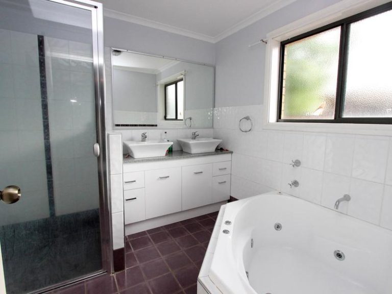9 Truskett Street, Temora NSW 2666 - photo 9