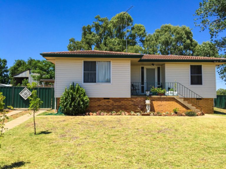 106 Bolton Street, Narrandera NSW 2700 - photo 2
