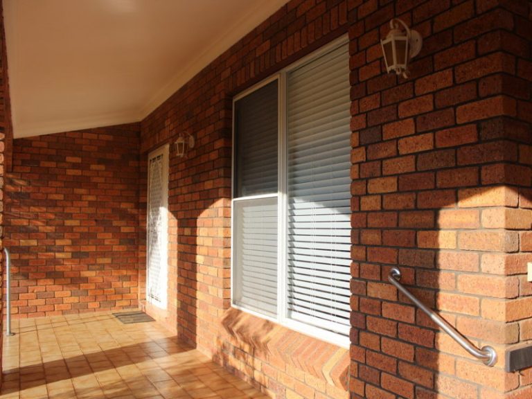 10 Skidmore Street, Temora NSW 2666 - photo 2