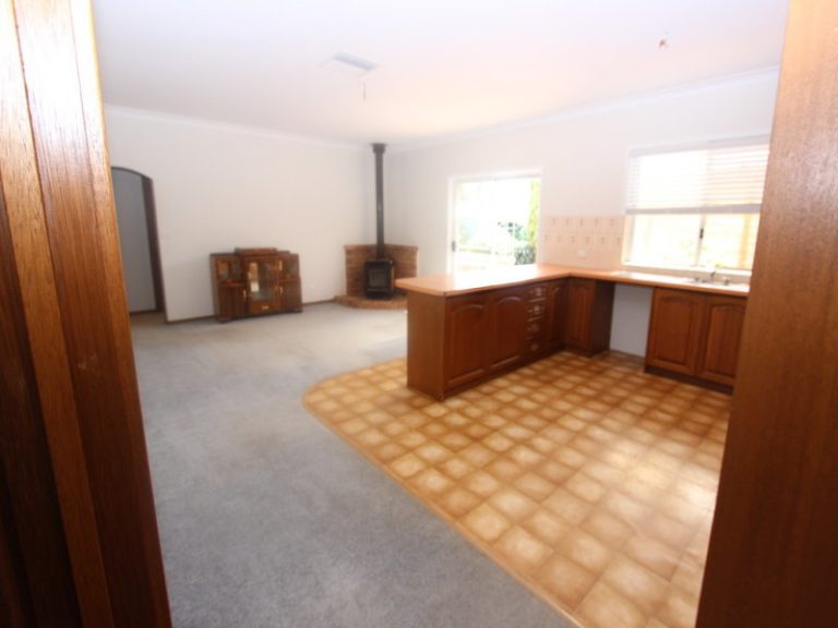 10 Skidmore Street, Temora NSW 2666 - photo 6