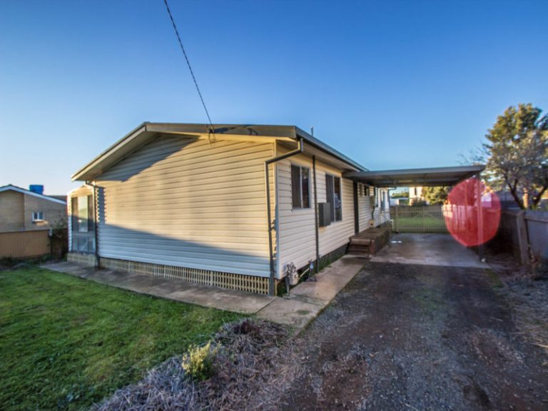 13 Cootamundra Road, Temora NSW 2666 - photo 11