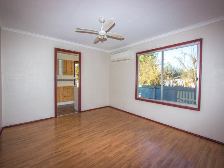 13 Cootamundra Road, Temora NSW 2666 - photo 5
