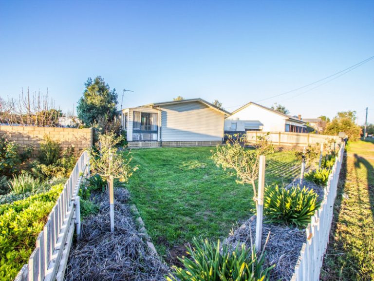 13 Cootamundra Road, Temora NSW 2666 - photo 10