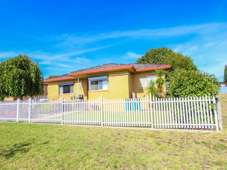 6 Riverine Street, Narrandera NSW 2700 - photo 2