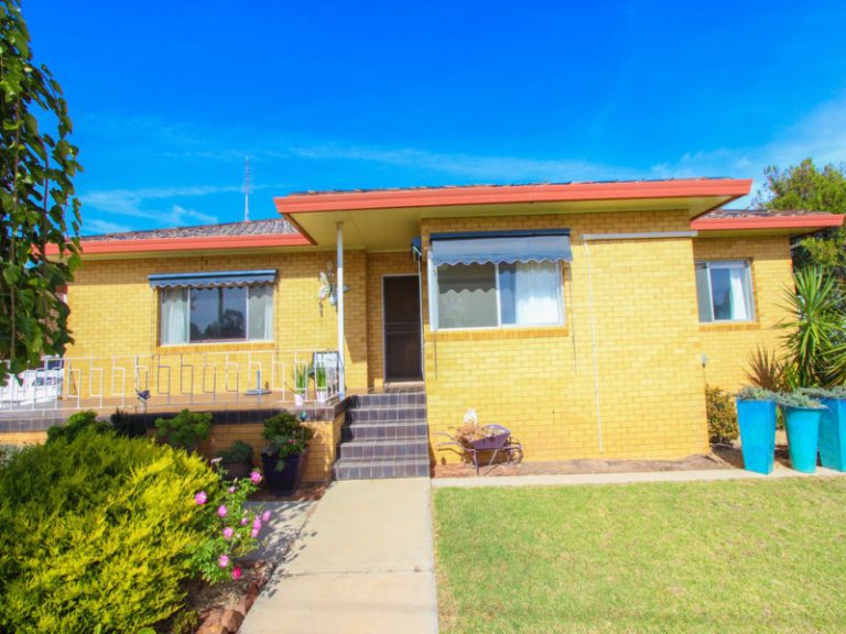 6 Riverine Street, Narrandera NSW 2700 - photo 3