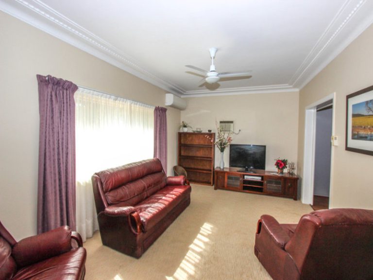 6 Riverine Street, Narrandera NSW 2700 - photo 7