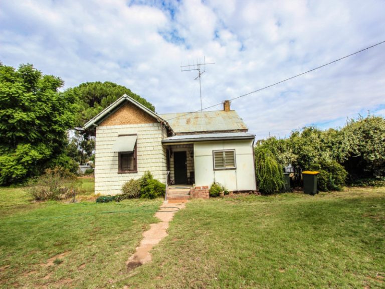 174 Larmer Street, Narrandera NSW 2700 - photo 2