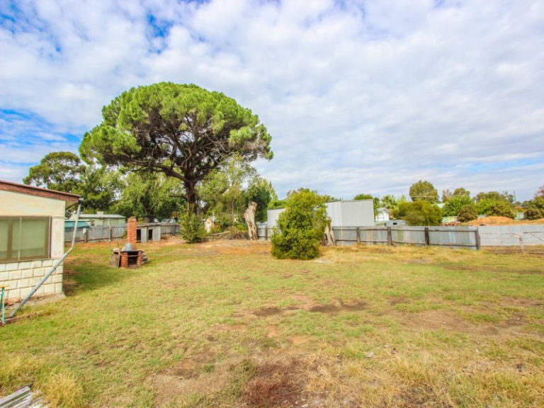 174 Larmer Street, Narrandera NSW 2700 - photo 5
