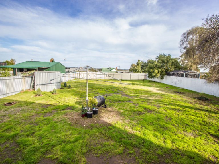 76 Dalgetty Street, Narrandera NSW 2700 - photo 10