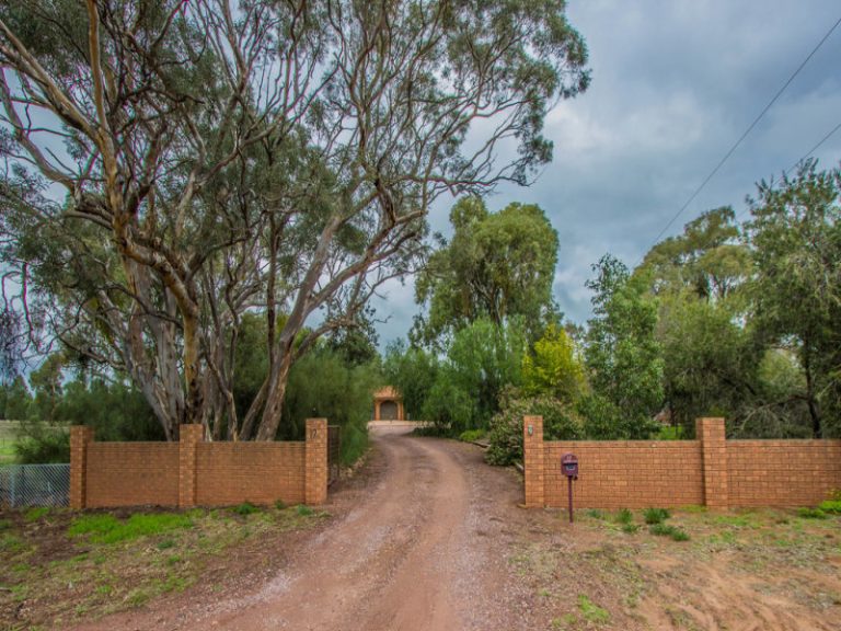 9 Dangar Drive, Narrandera NSW 2700 - photo 2