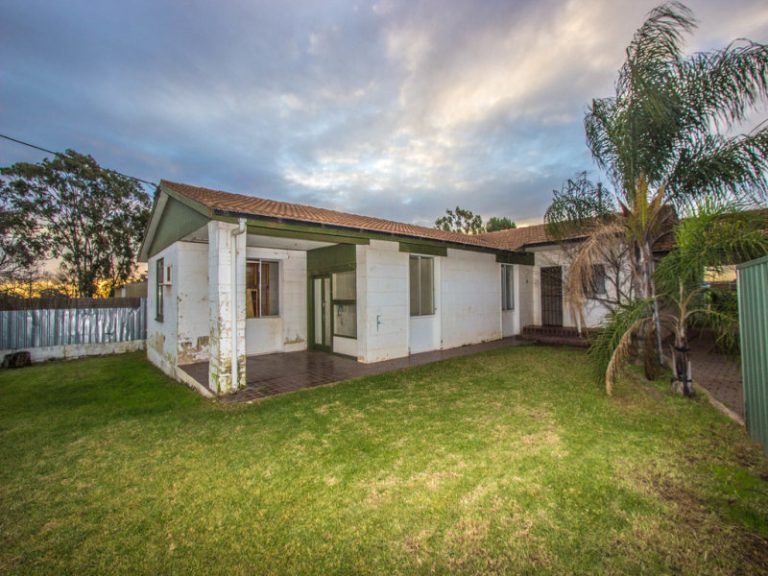 25 Watermain Street, Narrandera NSW 2700 - photo 2