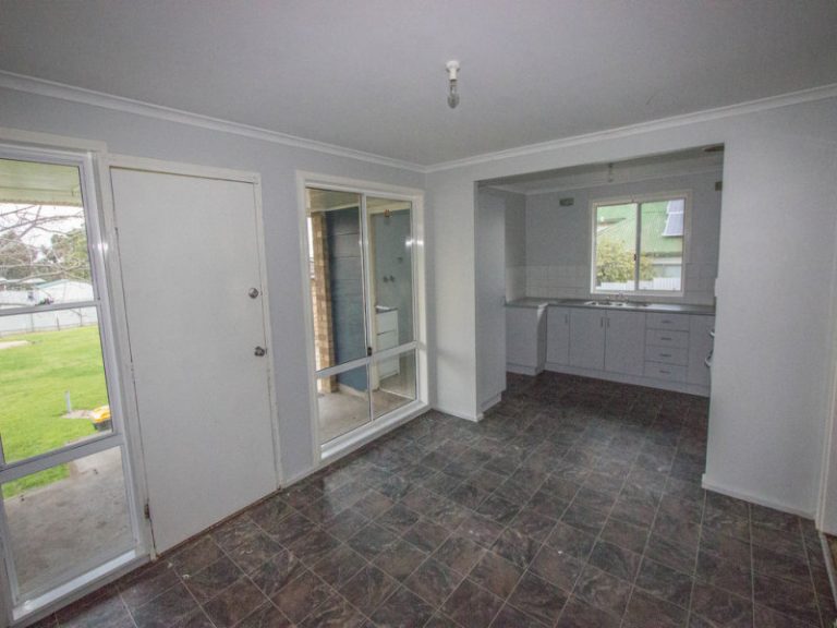 8 Frank Street, Narrandera NSW 2700 - photo 3