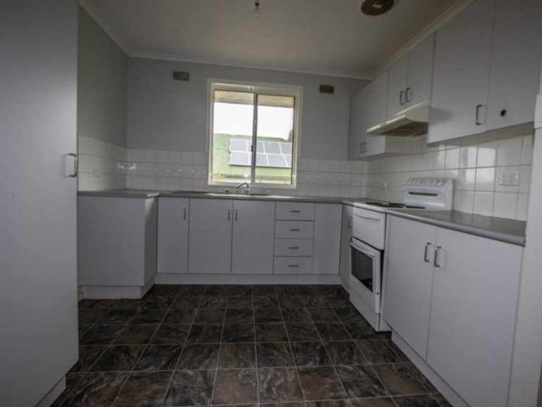 8 Frank Street, Narrandera NSW 2700 - photo 4