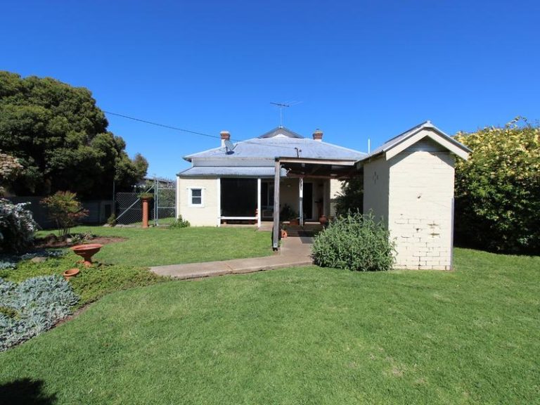183 Deboos Street, Temora NSW 2666 - photo 32