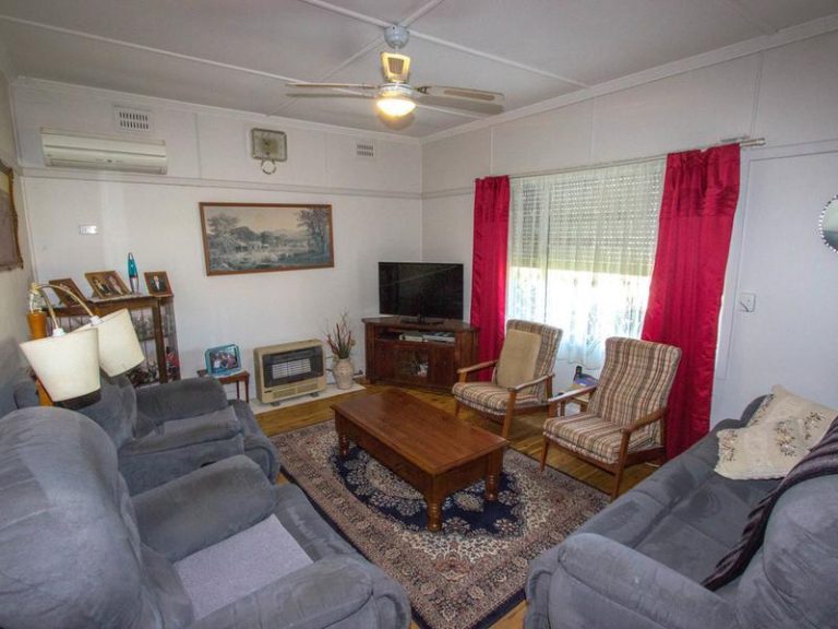 7 Grosvenor Street, Narrandera NSW 2700 - photo 2