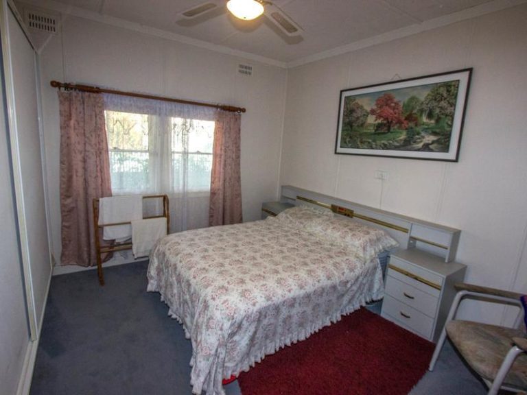 7 Grosvenor Street, Narrandera NSW 2700 - photo 4