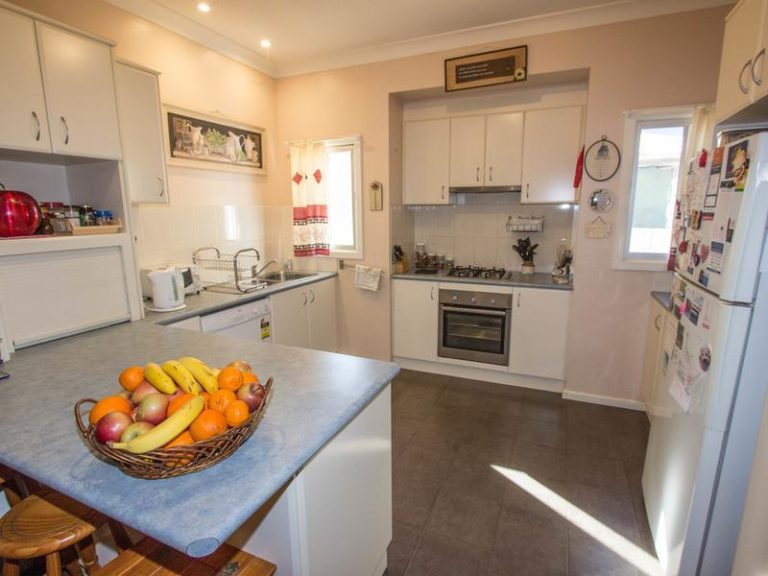7 Grosvenor Street, Narrandera NSW 2700 - photo 7