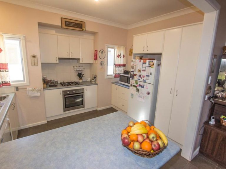 7 Grosvenor Street, Narrandera NSW 2700 - photo 8