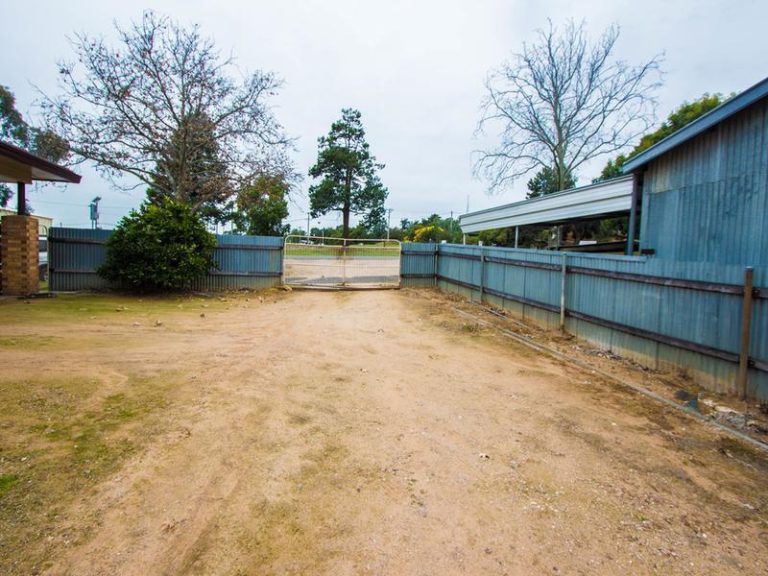 2 Riverine Street, Narrandera NSW 2700 - photo 17