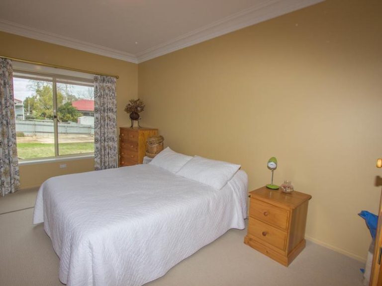2 Riverine Street, Narrandera NSW 2700 - photo 8