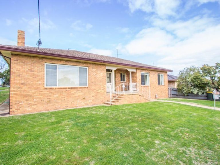 2 Riverine Street, Narrandera NSW 2700 - McGrath Riverina
