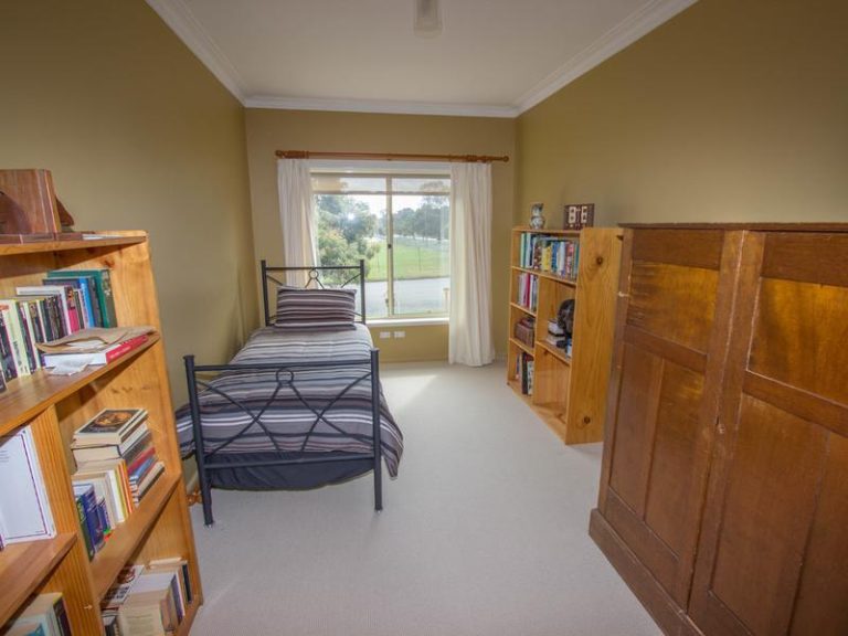 2 Riverine Street, Narrandera NSW 2700 - photo 10