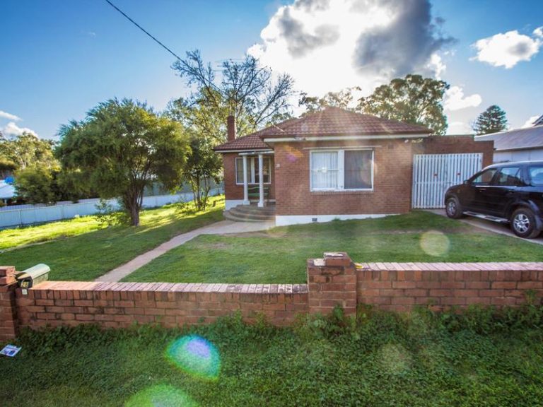 28 Roberts Street, Narrandera NSW 2700 - McGrath Riverina