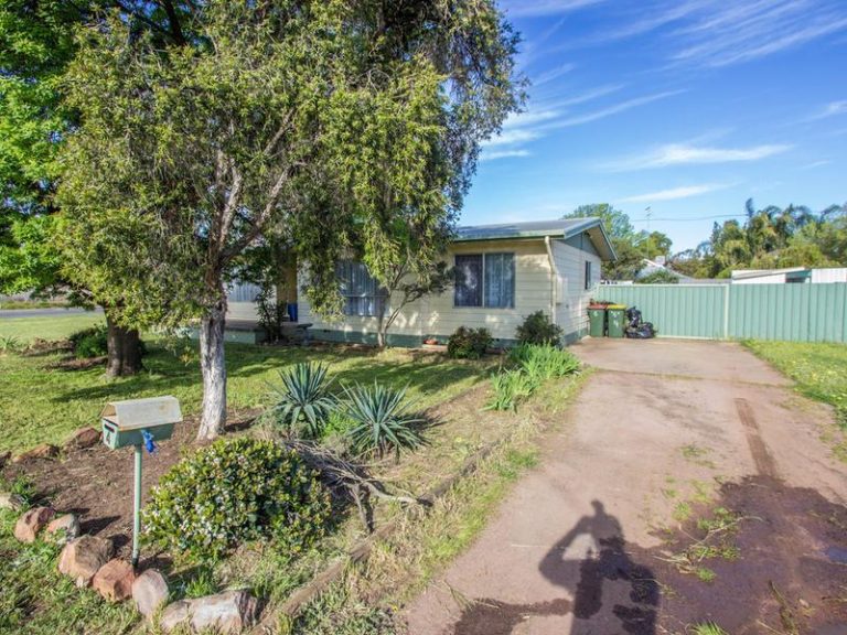 4 Lightwood Street, Leeton NSW 2705 - photo 2