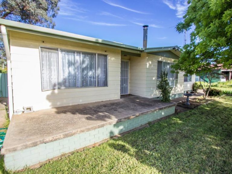 4 Lightwood Street, Leeton NSW 2705 - photo 4