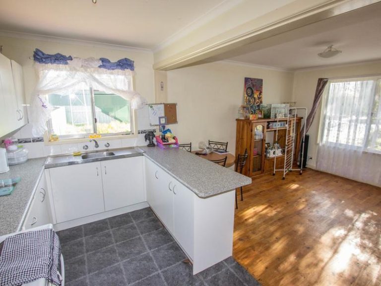4 Lightwood Street, Leeton NSW 2705 - photo 6