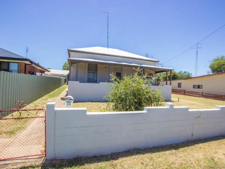 39 Grosvenor, Narrandera NSW 2700 - photo 2