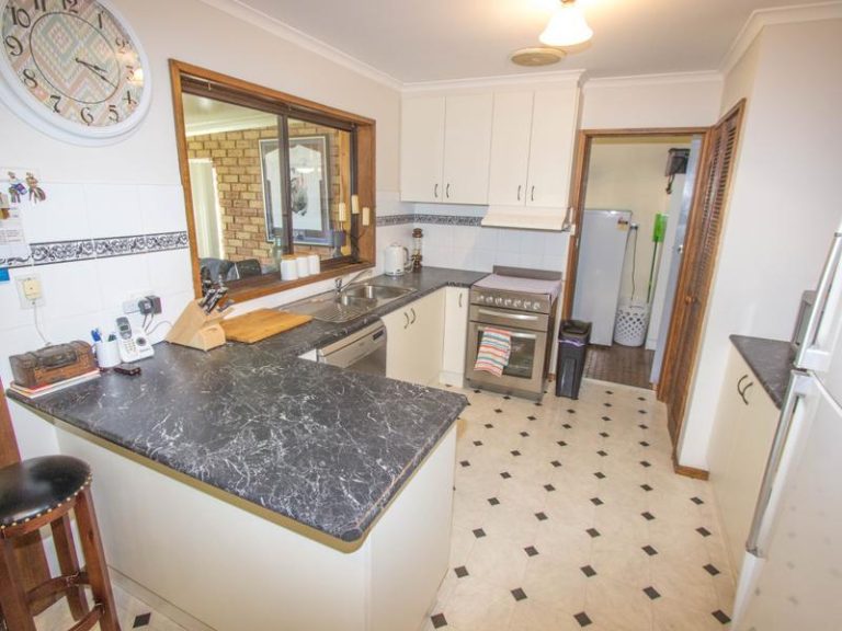 80 Dalgetty Street, Narrandera NSW 2700 - photo 5