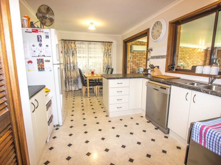80 Dalgetty Street, Narrandera NSW 2700 - photo 6