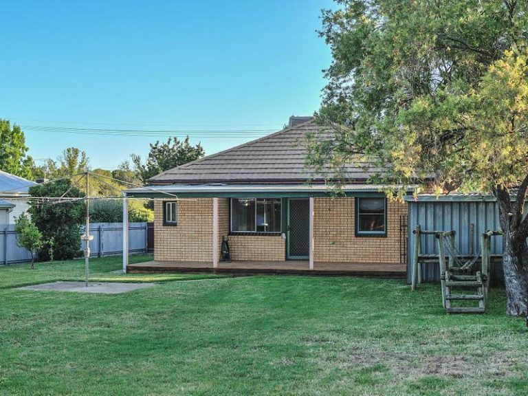 11 Grosvenor Street, Narrandera NSW 2700 - photo 15