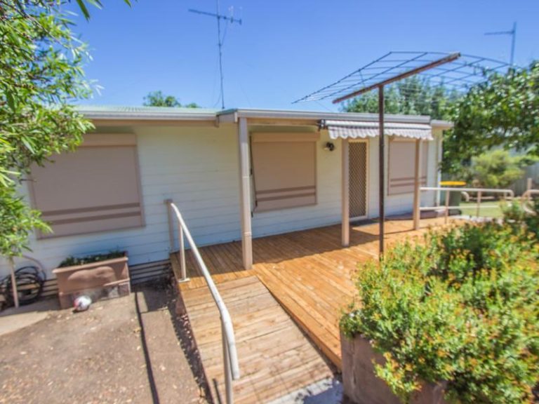 48 Roslyn Street, Narrandera NSW 2700 - photo 2