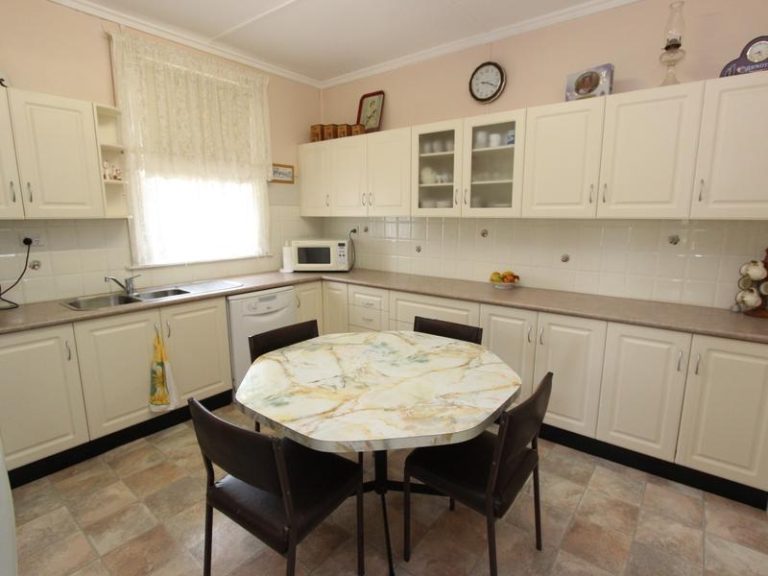 185 DeBoos Street, Temora NSW 2666 - photo 3