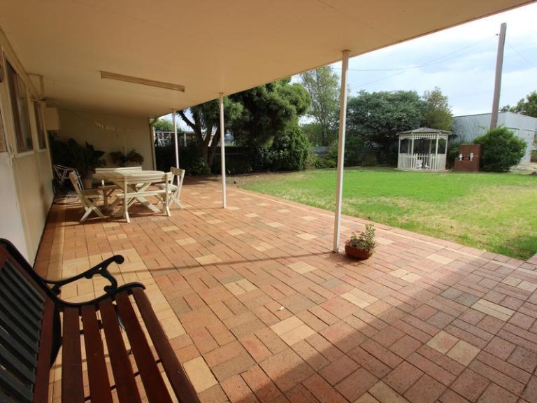 185 DeBoos Street, Temora NSW 2666 - photo 5