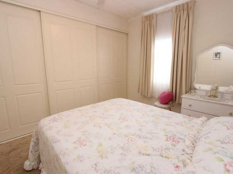 185 DeBoos Street, Temora NSW 2666 - photo 9