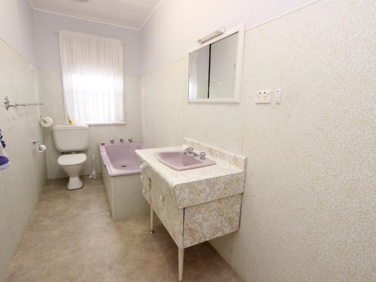 185 DeBoos Street, Temora NSW 2666 - photo 10