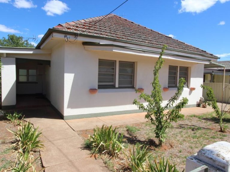 118 Kitchener Road, Temora