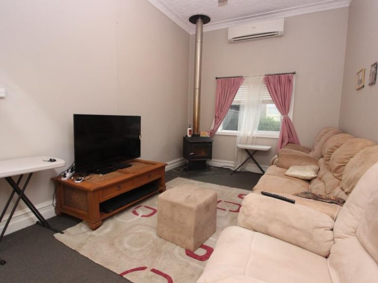 89 Crowley Street, Temora NSW 2666 - photo 4