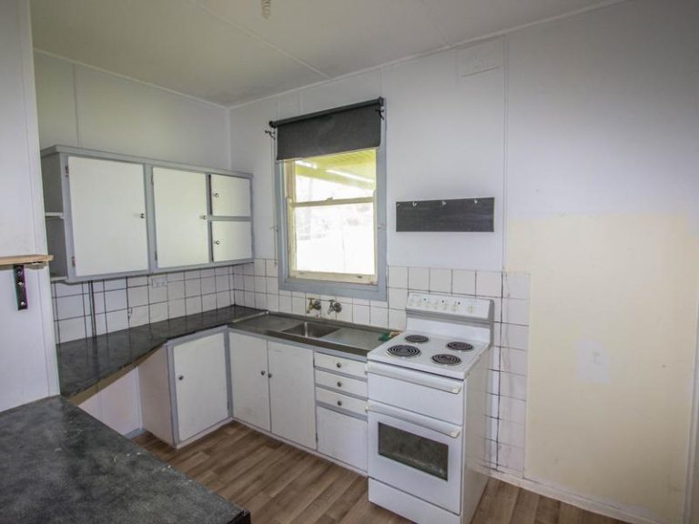 13 Flood Street, Narrandera NSW 2700 - photo 2