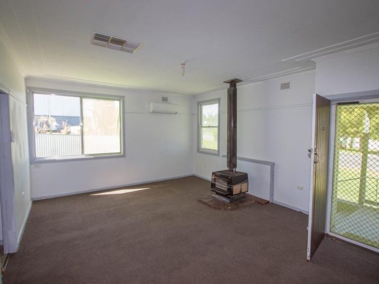13 Flood Street, Narrandera NSW 2700 - photo 5