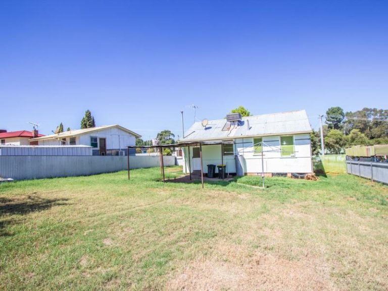 13 Flood Street, Narrandera NSW 2700 - photo 7
