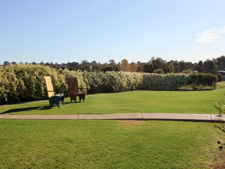 8 Evatt Street, Temora NSW 2666 - photo 2