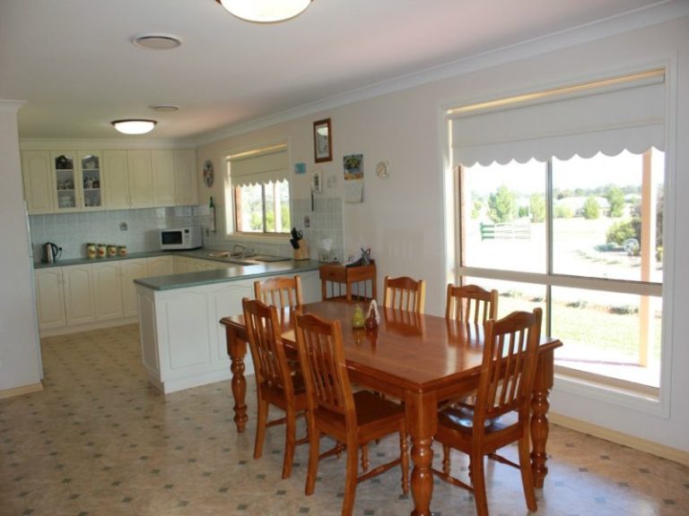 8 Evatt Street, Temora NSW 2666 - photo 5
