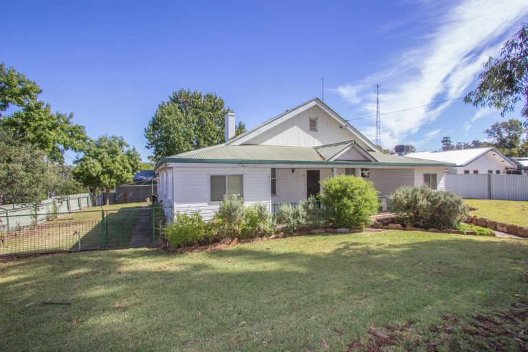 30 Midgeon Street, Narrandera NSW 2700 - photo 2