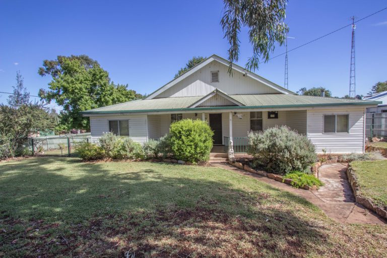 30 Midgeon Street, Narrandera NSW 2700 - McGrath Riverina